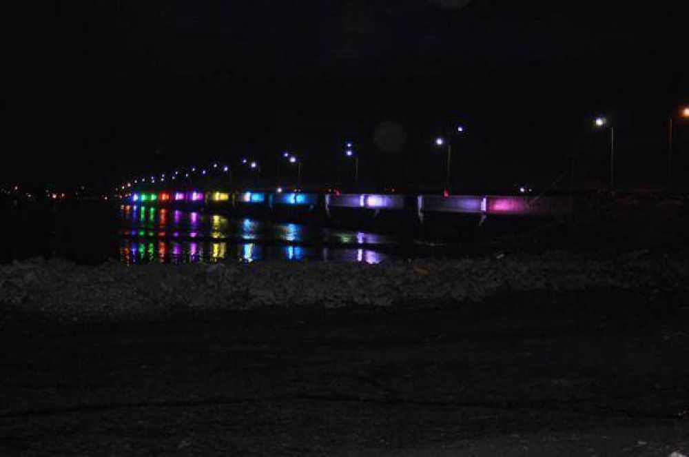 Anoche se inici� la nueva iluminaci�n del puente General Mosconi