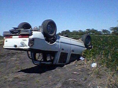 Una camioneta dio varios tumbos: Dos personas resultaron heridas