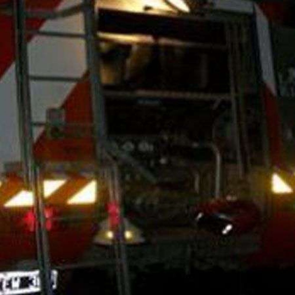Pavoroso incendio provoc� la p�rdida total de una vivienda en barrio Ant�rtida Norte