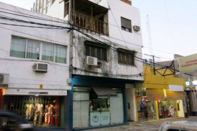 Joven cay� de un edificio y se fractur� las piernas