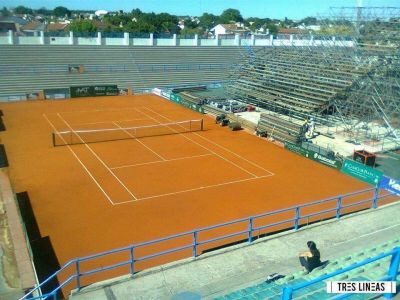 Tres L�neas juega al tenis en la cancha de la Davis: Hay equipo