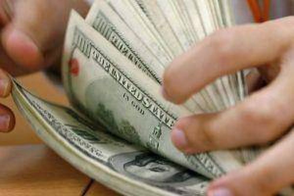 Por presi�n de turistas, el blue alcanz� nuevo r�cord de $ 10,47 y el oficial trep� cuatro centavos a $ 6,60