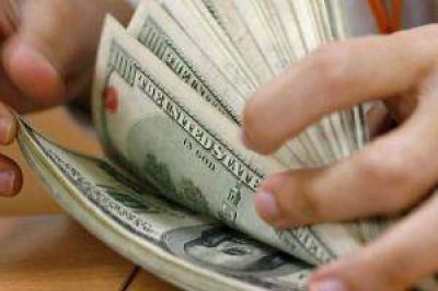 Por presi�n de turistas, el blue alcanz� nuevo r�cord de $ 10,47 y el oficial trep� cuatro centavos a $ 6,60