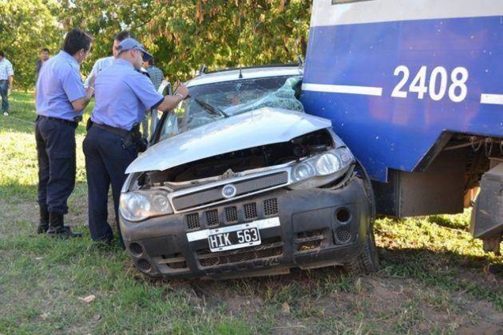 Conductor de utilitario grave tras ser embestido por tren