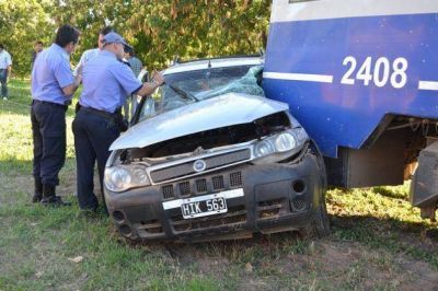 Conductor de utilitario grave tras ser embestido por tren