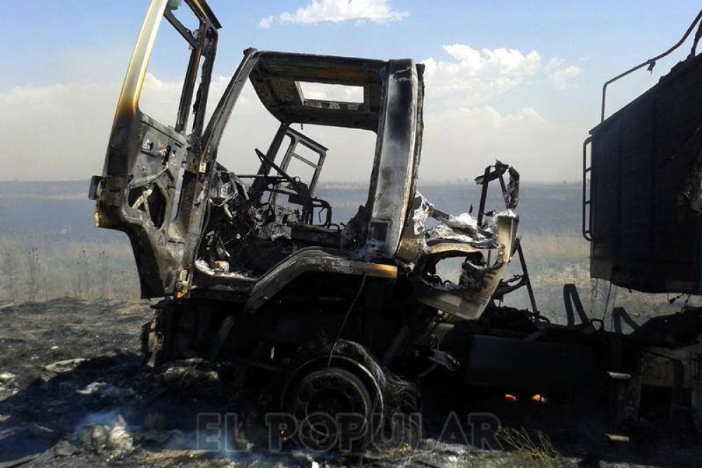 Un cami�n sufri� grandes p�rdidas al incendiarse en Laprida