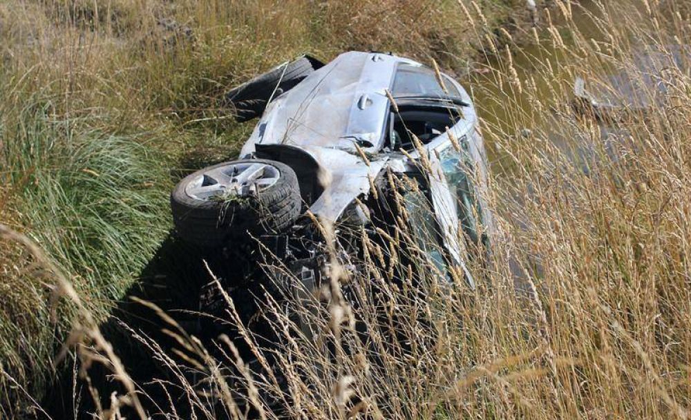 Impresionante vuelco de un auto en la avenida Circunvalaci�n