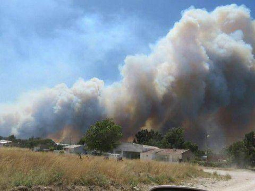 Situaci�n cr�tica por incendio en Claromec�: evacuaci�n e intervenci�n provincial