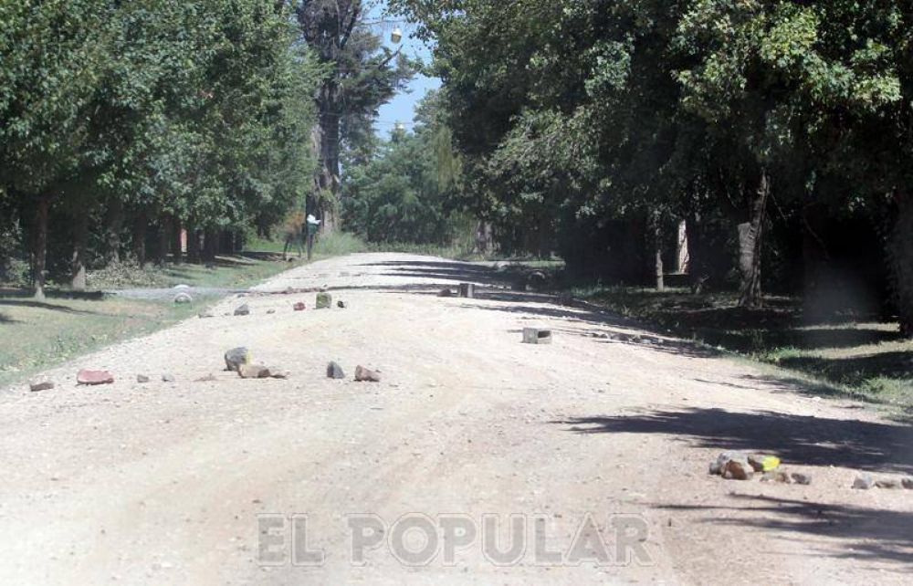 Ponen adoquines para controlar la velocidad de los autos