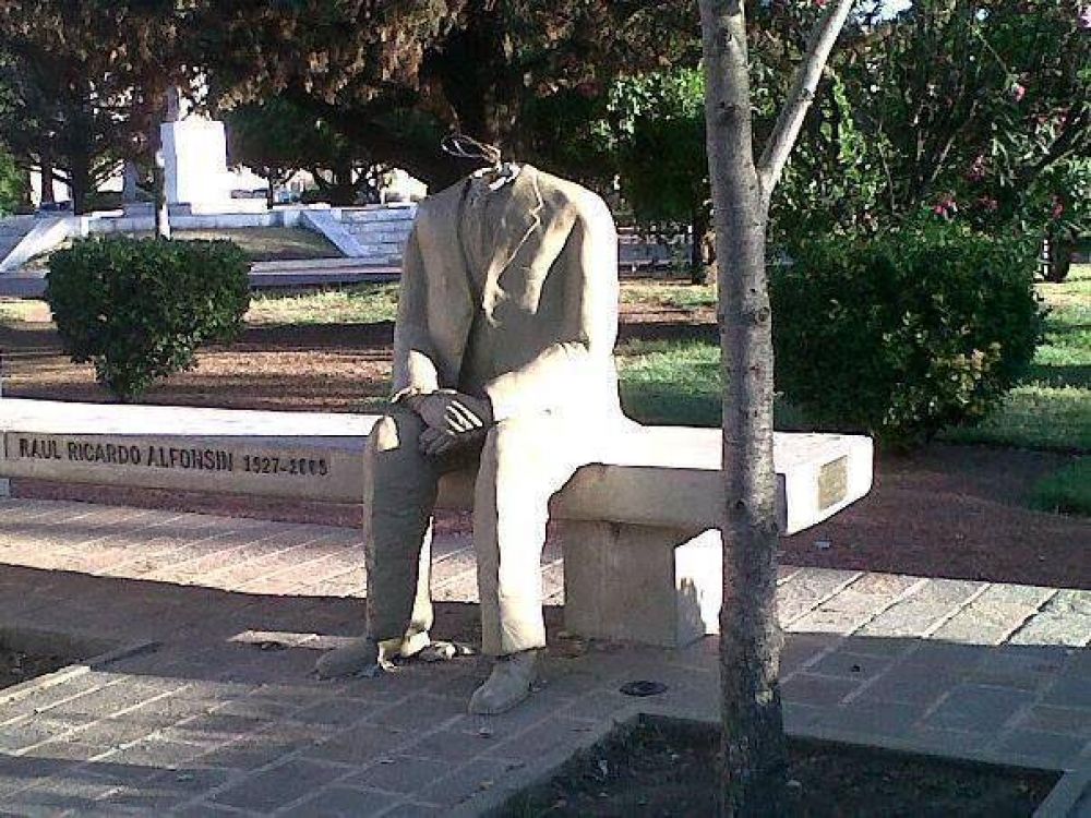 Decapitaron el monumento a Ra�l Alfons�n