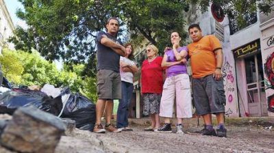 Por una obra frenada, hay calles destrozadas hace meses