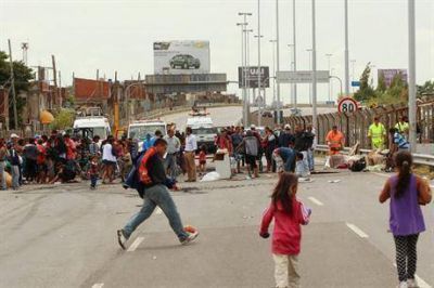 Tras nueve d�as de bloqueo, levantaron la protesta en la autopista Illia