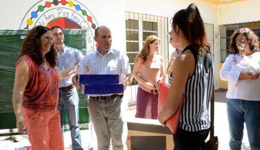Desarrollo entreg� elementos de recreaci�n a ni�os alojados en hogares de DINAF