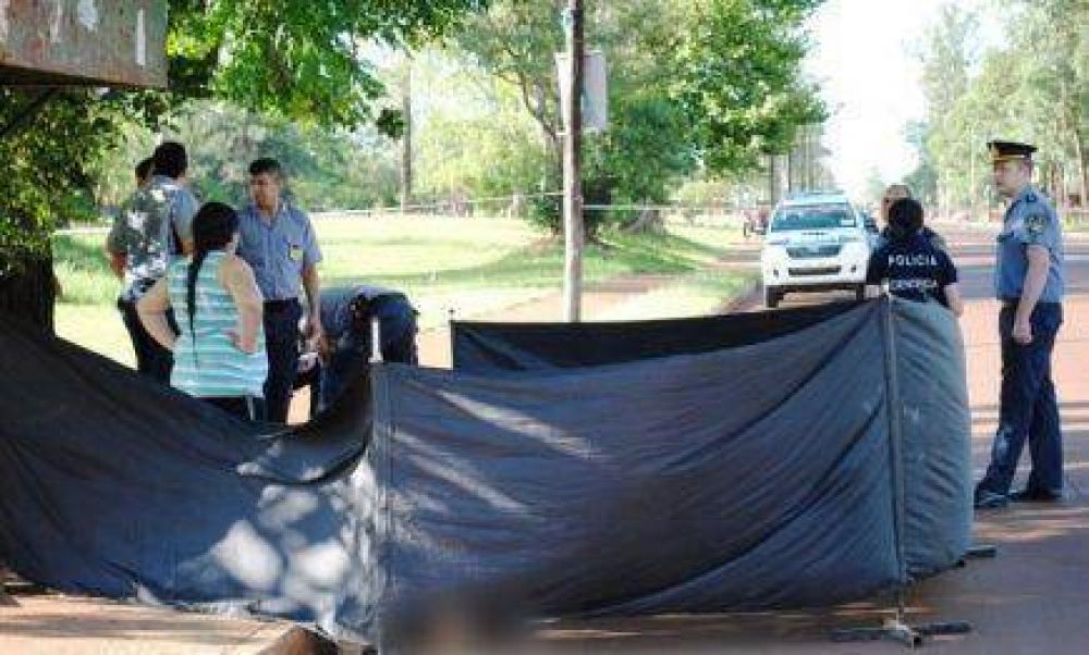 Asesinaron a una mujer mientras esperaba el colectivo