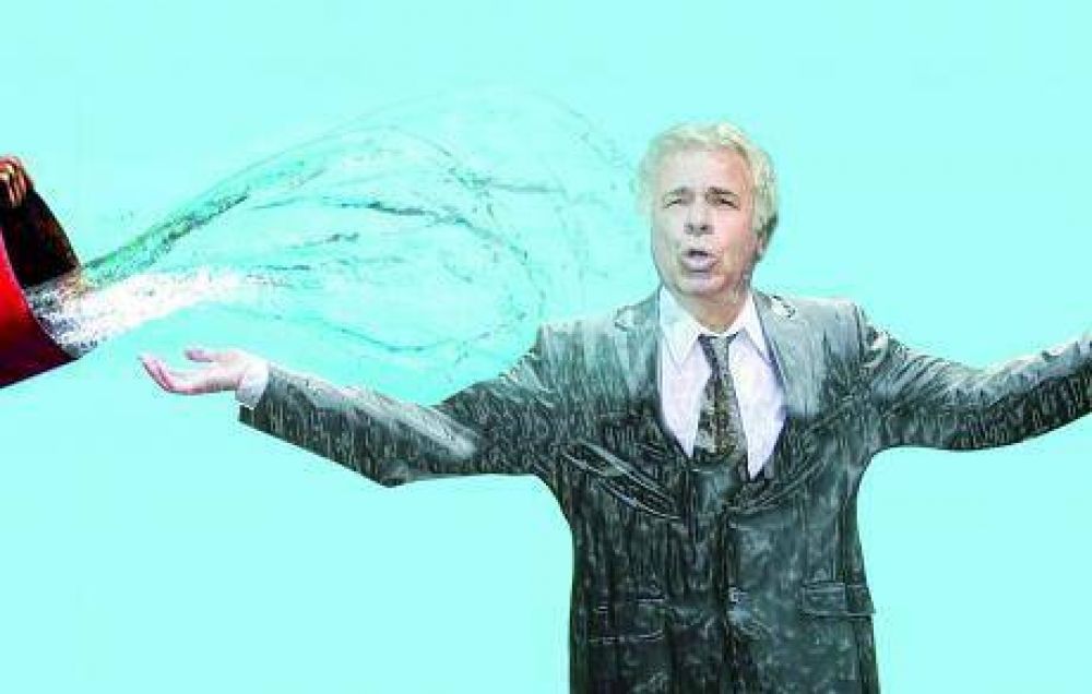 Marcelo Cossar sac� a De la Sota a los baldazos