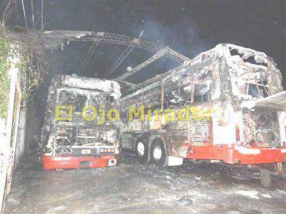 Se incendiaron dos colectivos de la comuna de Santa Elena 