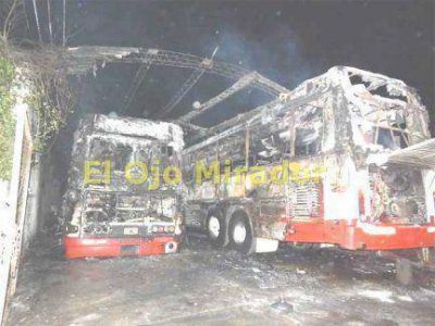 Se incendiaron dos colectivos de la comuna de Santa Elena 