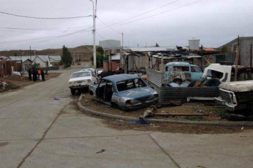 Persisten los reclamos por chatarra abandonada en la ciudad
