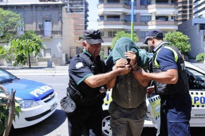 Seguir�n presos los ocho polic�as rebeldes