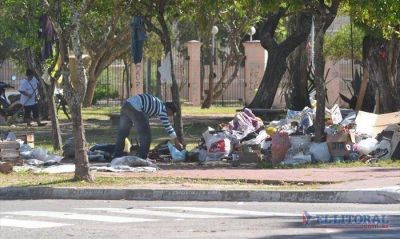 Tradicionales plazas c�ntricas a�n afrontan un estado de avanzado deterioro y oscuridad