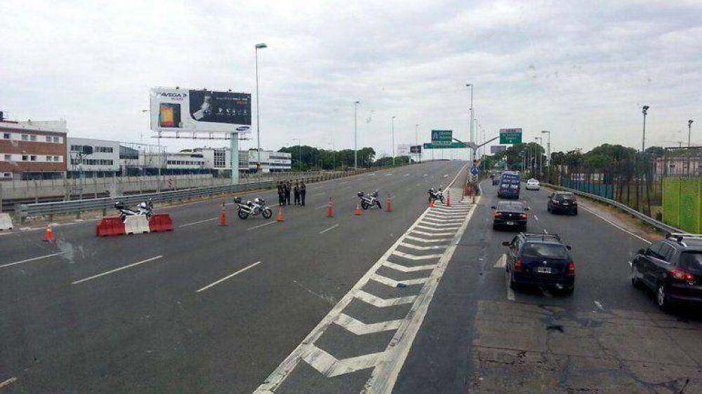 Macri rechaz� negociar bajo presi�n y asegur� que "el mecanismo no es cortar la Autopista"