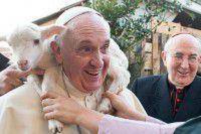 El papa Francisco, con un cordero al cuello