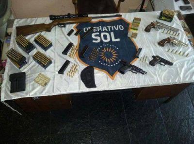 Su hija lo denunci� por agresi�n y la polic�a encontr� varias armas de guerra