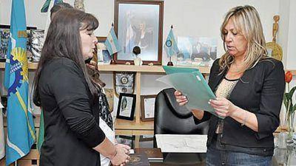 Lorena Mar�n asumi� como Secretaria de Familia
