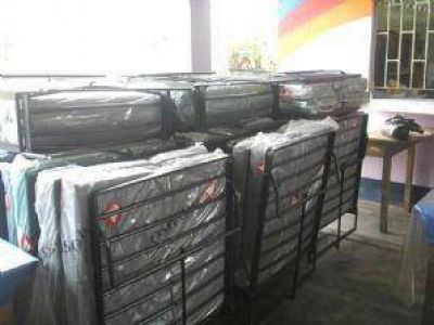 Funcionaria municipal denunciada por vender colchones donados