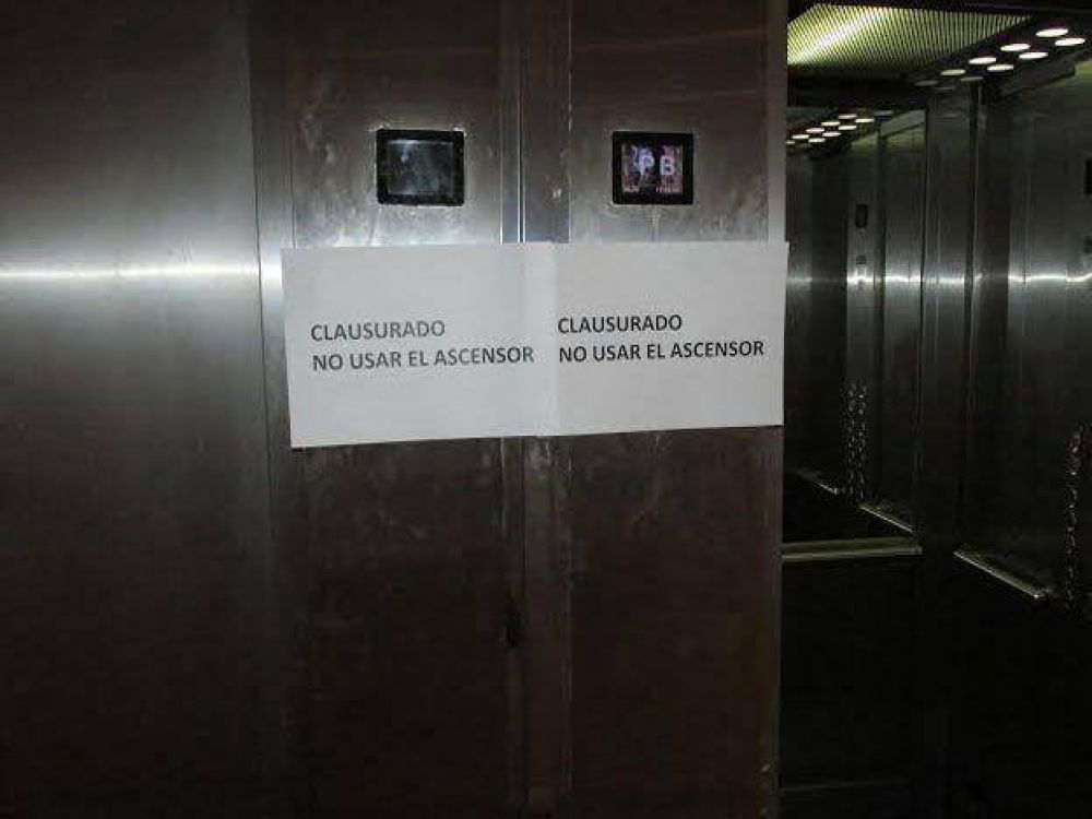 Cay� un ascensor con dos personas en su interior en un edificio de Ciudad