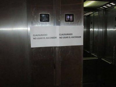 Cay� un ascensor con dos personas en su interior en un edificio de Ciudad