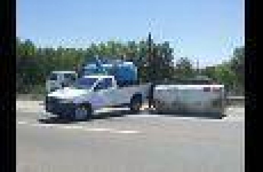 Una camioneta con un trailer cargado de combustible tuvo un desperfecto mec�nico y volc� en el Acceso Sur