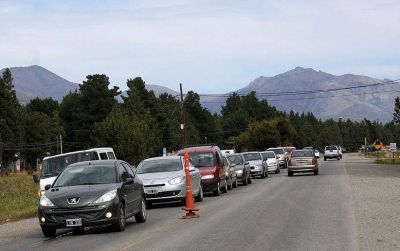 Ingresan cerca de mil autos diarios a Bariloche