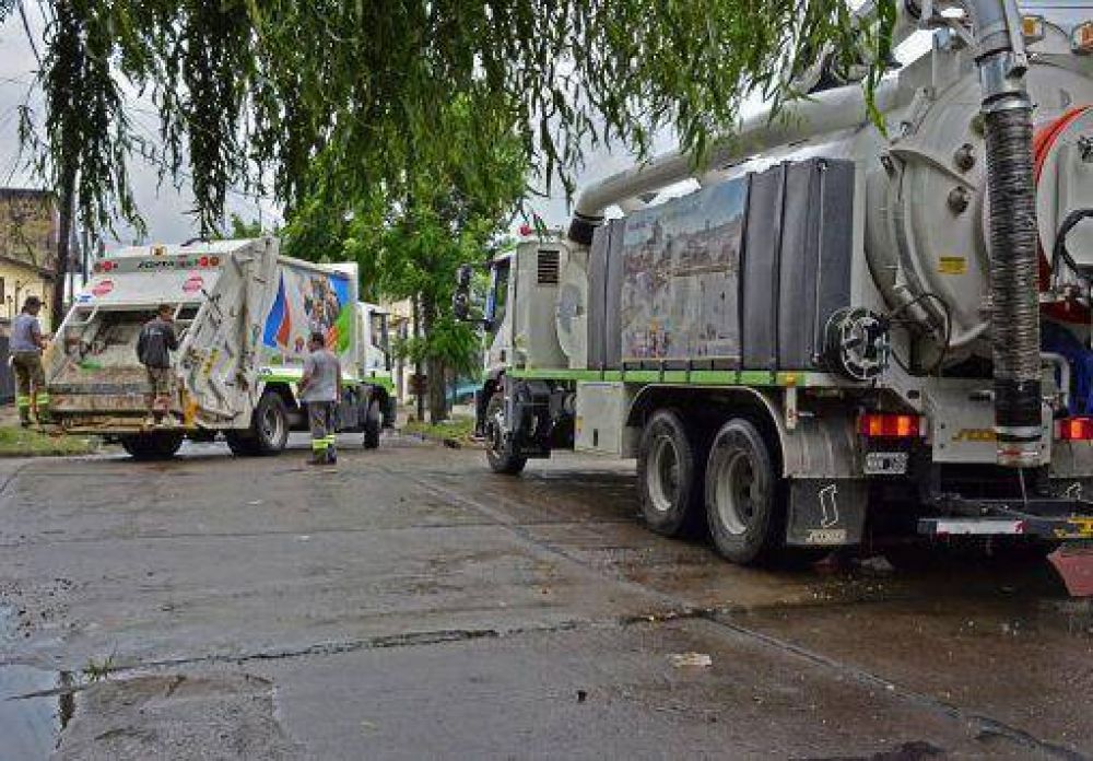 Camiones desobstructores trabajan en la limpieza de sumideros en San Fernando