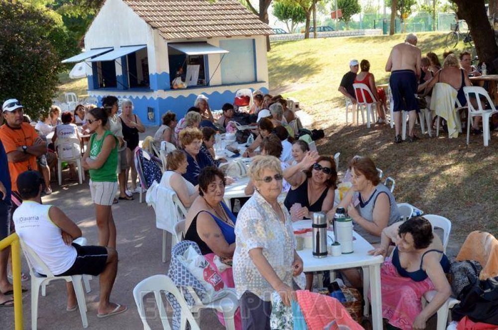 Unos 200 adultos mayores disfrutan del verano en Racing