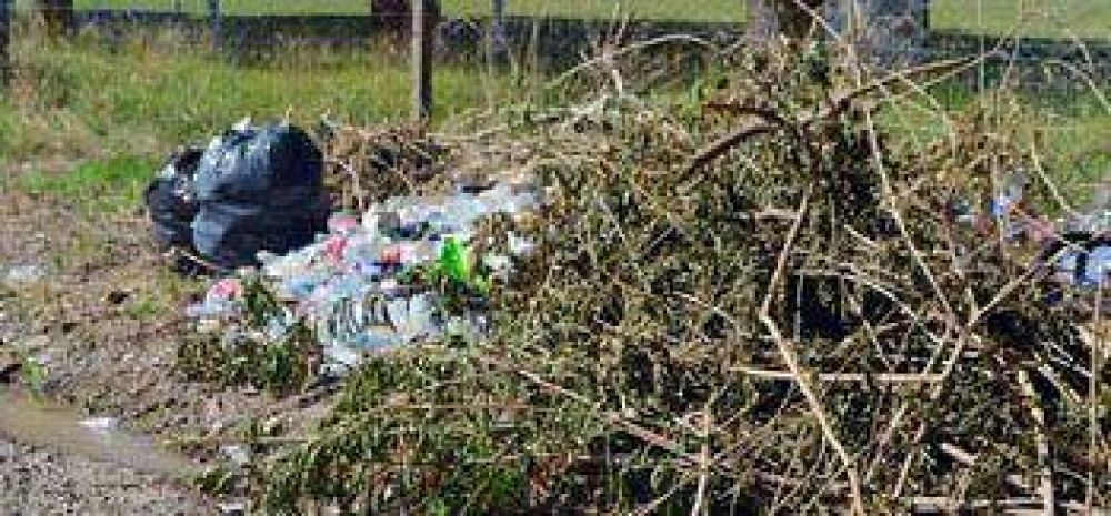 Reclamos por malezas, basura y agua servida en el barrio Parque Villa General San Mart�n