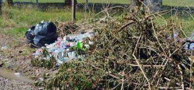 Reclamos por malezas, basura y agua servida en el barrio Parque Villa General San Mart�n