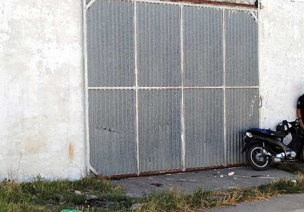 Chico de 11 a�os con heridas al chocarse un port�n en moto