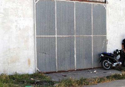 Chico de 11 a�os con heridas al chocarse un port�n en moto