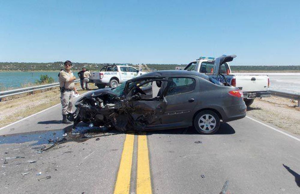 Choque frontal con heridos leves en el Bajo Giuliani: los dos autos son de Santa Cruz
