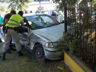 Chocaron en la esquina y un auto se incrust� en el tapial de una casa en Villa Alonso