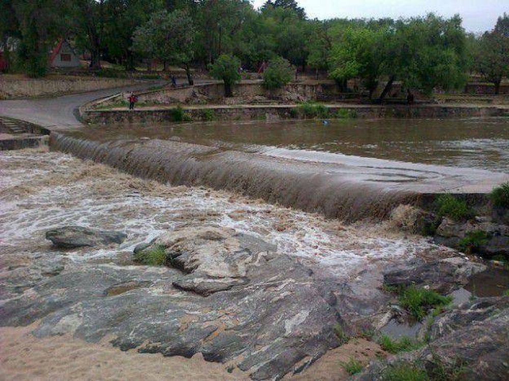 El lago subi�, pero los turistas descuidan el uso del agua