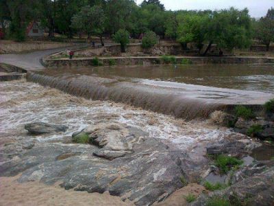 El lago subi�, pero los turistas descuidan el uso del agua