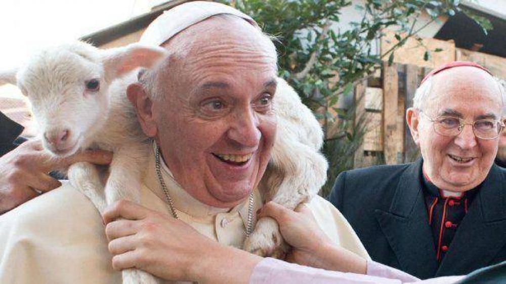 Otro gesto del papa Francisco: se sac� una foto con un corderito en los hombros