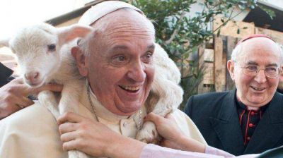 Otro gesto del papa Francisco: se sac� una foto con un corderito en los hombros