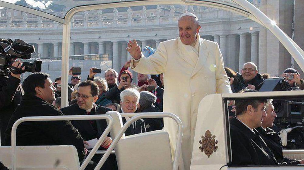 Francisco invit� a un cura argentino a pasear en el papam�vil