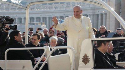 Francisco invit� a un cura argentino a pasear en el papam�vil
