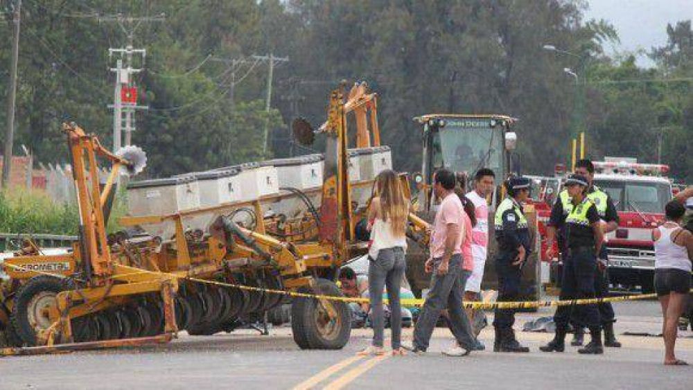 Dos hombres murieron al volcar un tractor en una rotonda