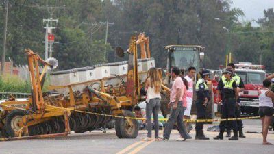Dos hombres murieron al volcar un tractor en una rotonda
