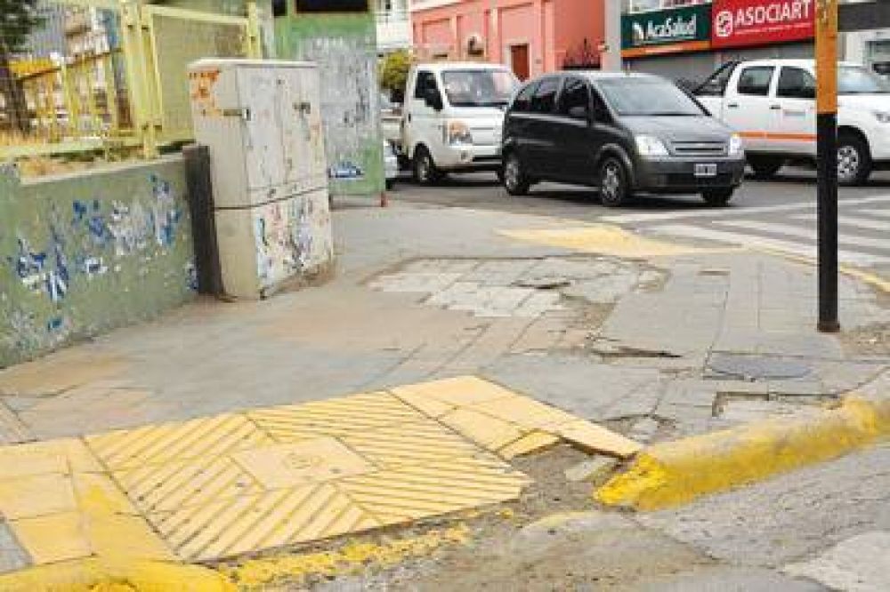 Comodoro no cuenta con espacios apropiados para la circulaci�n de discapacitados